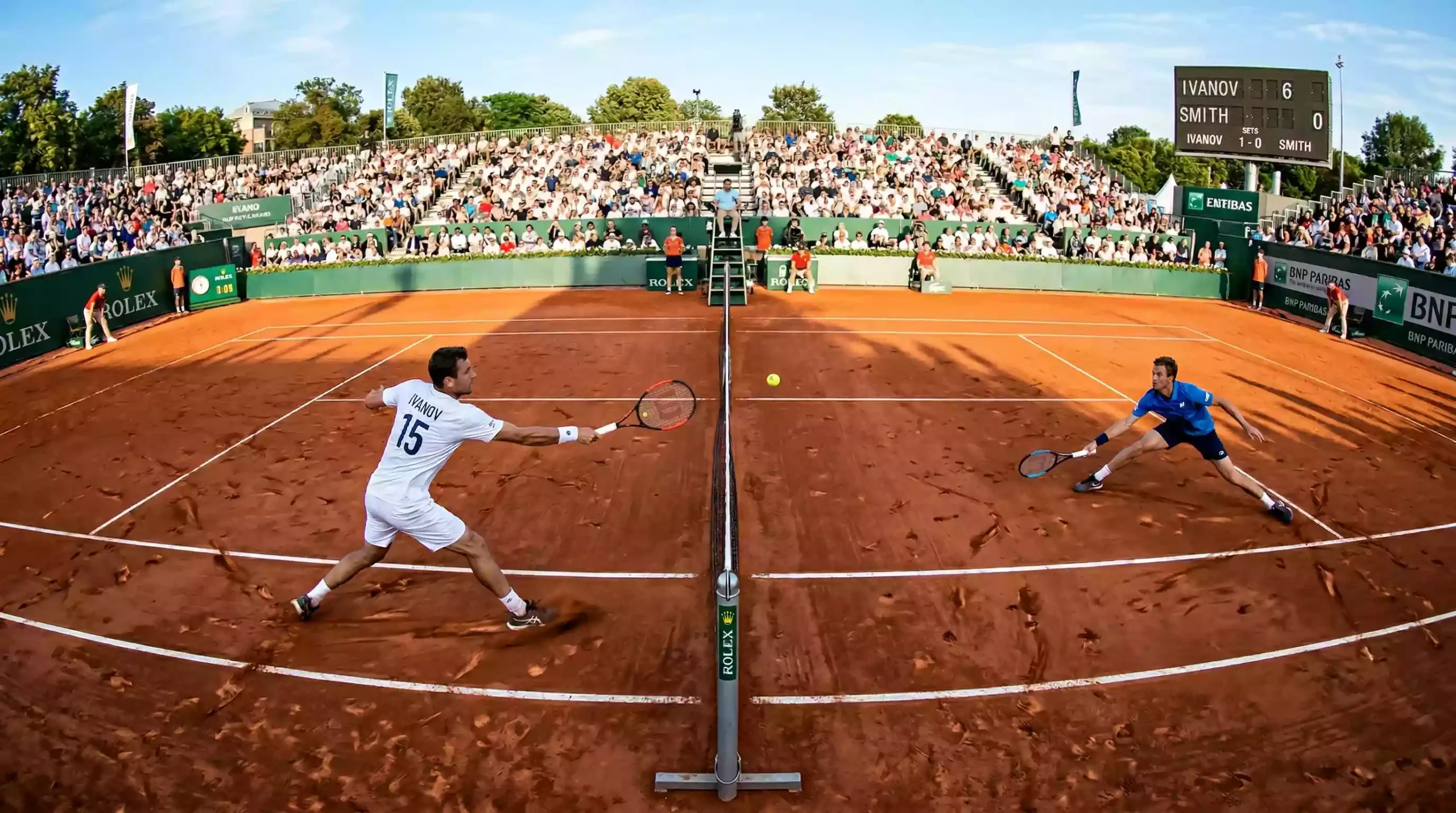 Court de tennis vu du dessus avec un joueur dominant son adversaire, score affiché sur le panneau