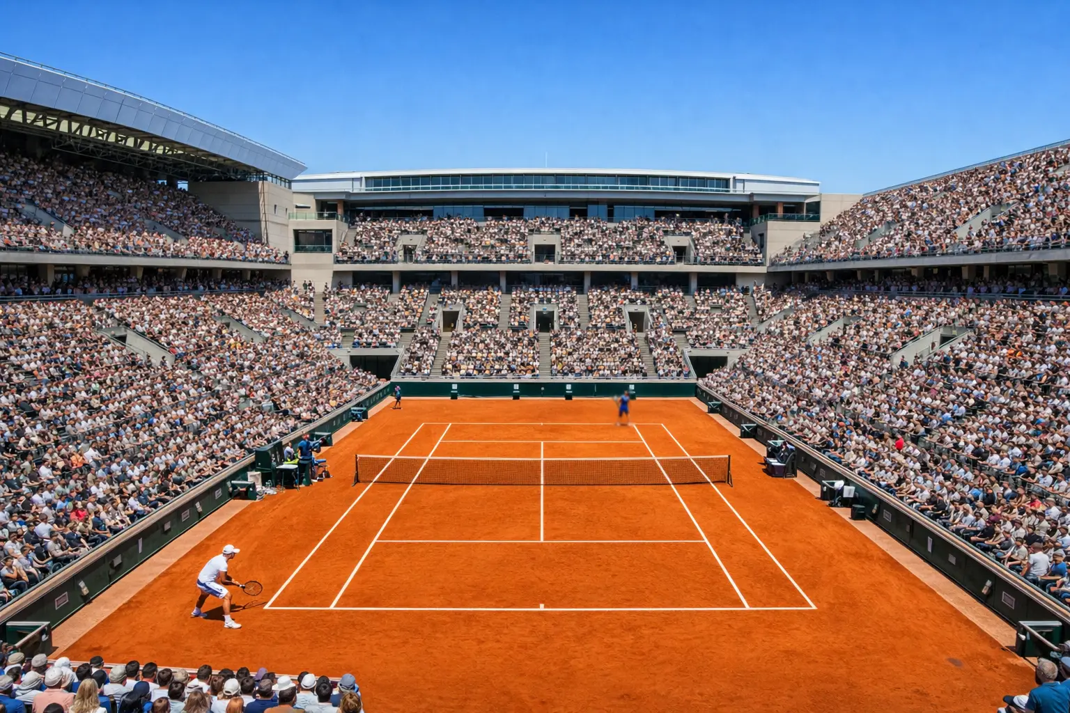 Court de tennis en terre battue de Roland-Garros avec tribunes remplies de spectateurs